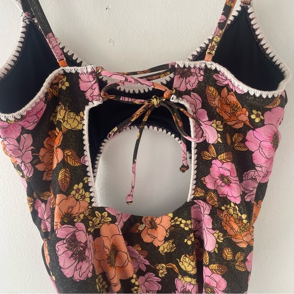 New! Victoria’s Secret Floral Cutout Ruffled One Piece Swimsuit 37164 - Picture 4 of 9